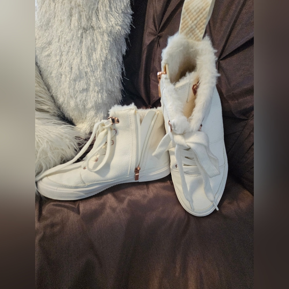 Roxy high top leather tennis shoe with copper hardware and fuzzy ankle